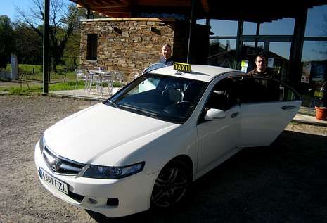 El taxi recoge a los clientes en el restaurante y los traslada al casco urbano de Sarria.