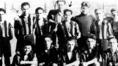 Adolfo Surez (sealado con una flecha) probando como futbolista juvenil del Deportivo en el ao 1949