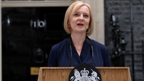La nueva primera ministra británica, Liz Truss, este martes, a su llegada a Downing Street tras recibir de la reina Isabel II el encargo de formar Gobierno