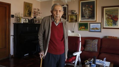 Antonio Seara Fernndez en su casa de la ra do Paseo de Ourense, rodeado de recuerdos familiares y el piano que tocaba su esposa