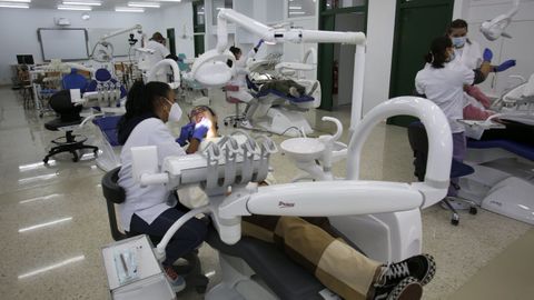 Alumnas facendo prácticas na Aula DentaLeixa 4.0, do CIFP Leixa, que conta con aparellos de tecnoloxía punta e uso profesional