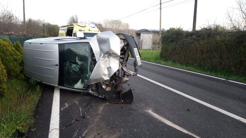 El vehículo accidentado es una furgoneta que volcó en la carretera de Monforte a Escairón