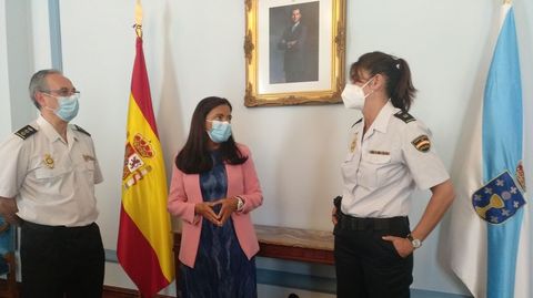 Mónica Gutiérrez, a la derecha, con la subdelegada del Gobierno y el comisario jefe provincial