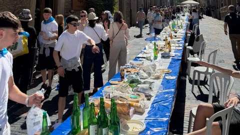 Avil�s celebra su tradicional comida en la calle