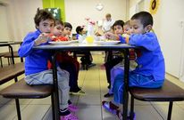 Un grupo de nios rusos durante la comida en un centro de trnsito para menores en San Petersburgo. 