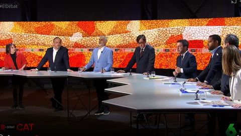 De izquierda a derecha en la imagen, Laure Vega (CUP), Alejandro Fernández (PP), Carlos Carrizosa (Ciutadans), Salvador Illa (PSC), Pere Aragonès (ERC), Ignacio Garriga (Vox), Josep Rull (Junts) y Jéssica Albiach (Comuns Sumar) durante el debate en La Sexta.