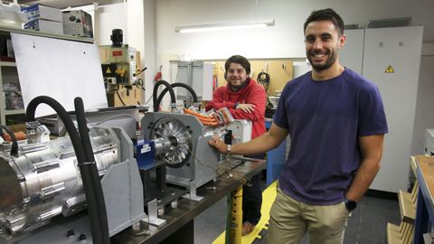 En la imagen, Francisco Gonzlez y Antonio Rodrguez, junto al banco de ensayo cber-fsico que han desarrollado junto a otros investigadores del Laboratorio de Ingeniera Mecnica (LIM)