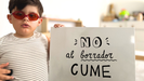El peque�o Hugo posa con un cartel para exigir la derogaci�n de la nueva ayuda CUME