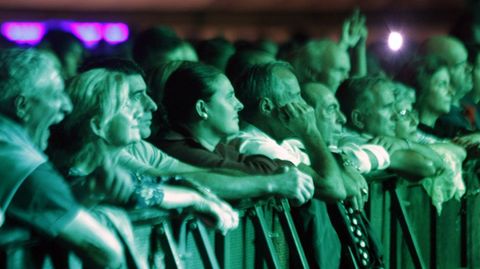Público en en primera fila durante el concierto que Café Quijano dio el domingo por la noche en el Campo da Compañía
