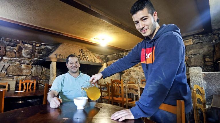 Manolo y su hijo Sergio, en el furancho A de Caballero de Poio.