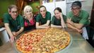 El equipo de Pizza Tutto, en Fene, posando en 2018 con su pizza XXL
