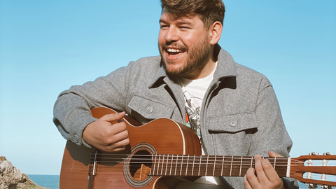 Manu Mill�n es cantautor y creador del grupo De Sur a Norte