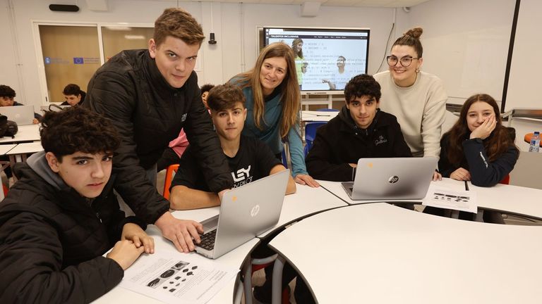 El equipo de alumnos de Mantemento de vehículos, con María del Puerto Blanco y Elena Lourido