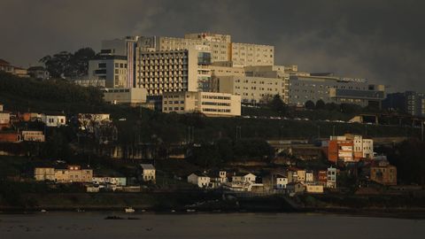 Al fondo el complejo hospitalario de A Coruña