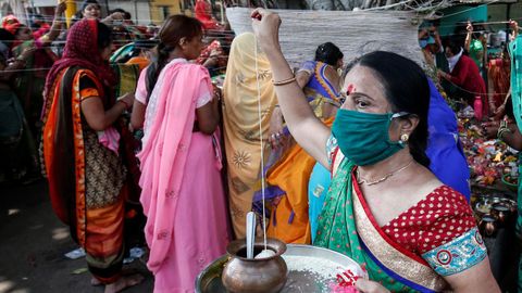 Las mascarillas han llegado tambin a los ritos de las mujeres hindes