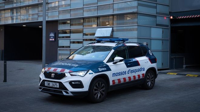 Dani Alves sale detenido en un coche policial ayer, tras acudir a declarar