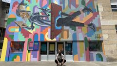 Alex Arajo junto al mural que realiz en la fachada de la biblioteca del colegio Mara Inmaculada de Vern