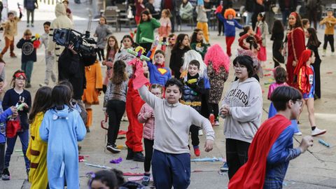 Escolares de varios centros educativos da cidade pasrono en grande na praza Maior de Ourense