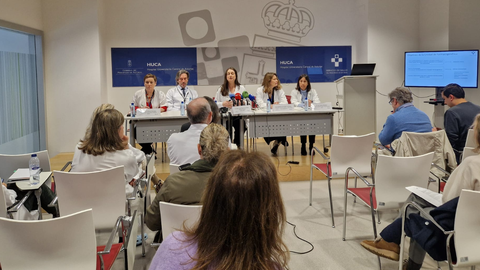De izquierda a derecha, María Victoria Álvarez Martínez, responsable del Laboratorio de Genética; el jefe de oncología del HUCA, Emilio Esteban; la directora de la Unidad de Gestión Clínica de Farmacia, Ana Lozano; la subdirectora de servicios básicos del HUCA, Alejandra Fernández y María José Villanueva, directora del HUCA