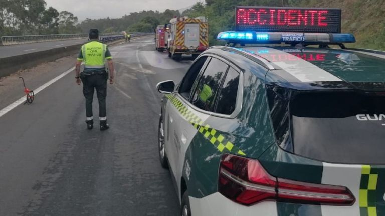 Cortada la AP-9 en Mos por el vuelco de un camión cisterna que cargaba 32.000 litros de gasóil