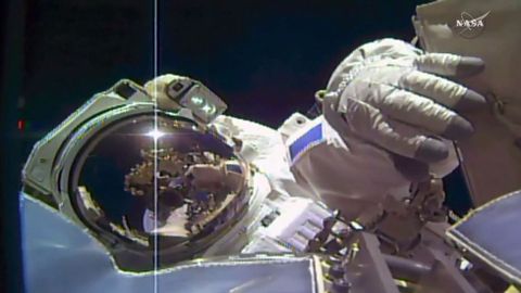 Una imagen de la NASA que muestra a uno de los astronautas que trabajan en la Estacin Espacial Internacional realizando tareas de mantenimiento.