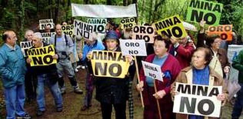 Imagen de archivo de una de las numerosas protestas contra la explotacin minera de Salave.