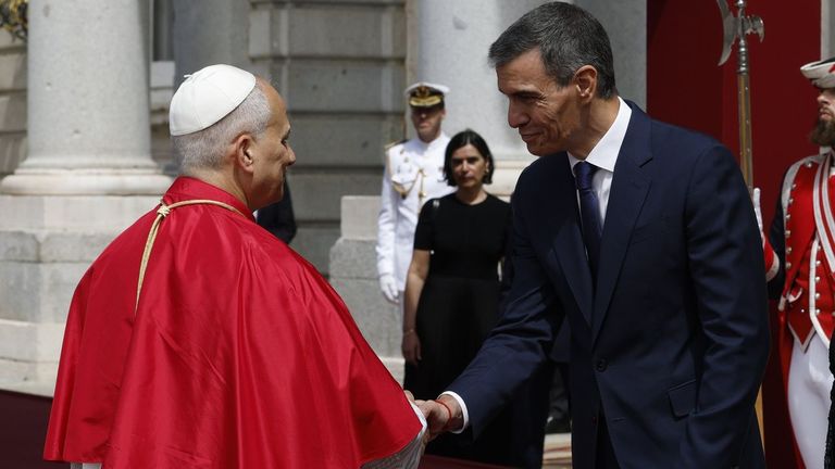 El papa, referente moral... y político