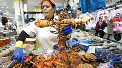 Mariscos y pescados variados se venden en Pescadera Loli, en el mercado de O Calvario (Vigo)