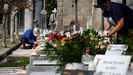 Vecinos de Porto, en Portugal, con mascarilla acondicionan las tumbas de sus familiares en vísperas de Difuntos