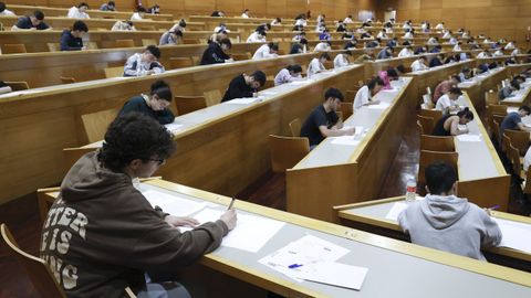 Imagen de archivo de alumnos durante la selectividad del pasado junio, en este caso en la facultad de Filoloxía de la UDC, en A Coruña