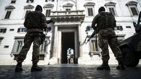 Dos soldados italianos hacen guardia frente a la embajada de España en Roma
