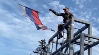 Un soldado ucraniano, este domingo, arrojando al suelo una bandera rusa que las tropas de Putin habían colocado en un monumento en la ciudad de Liman