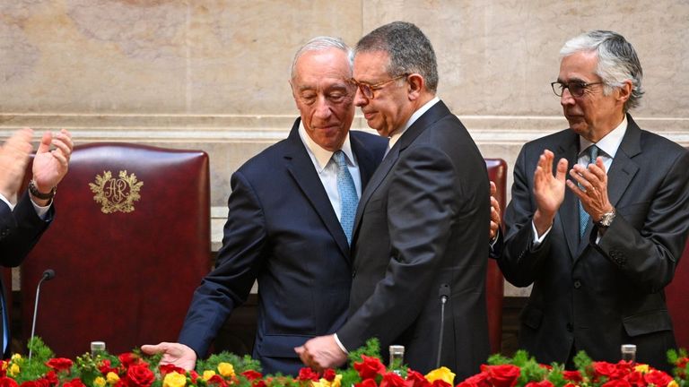 Rebelo de Sousa regresa a las aulas, pero mantiene su promesa de no hablar de cuestiones políticas