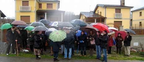 Intensas nevadas en Galicia.Vecinos y concejales se concentraron ante la urbanizaci�n de Cima da Agra.
