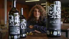 El artista Uxmal Díaz ha diseñado la nueva etiqueta del vino Amadeus de Viña Costeira