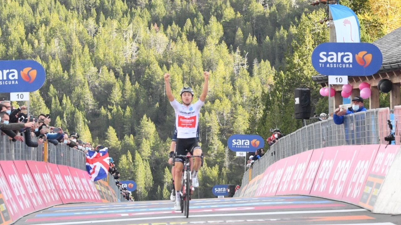 Hindley gana en el Stelvio y Kelderman le quita la «maglia» rosa a Almeida