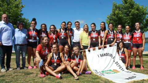 Equipo femenino Club de Remo Cabo de Cruz, ganador de la primera edicin femenina de la Bandera de Traineras de la Diputacin de A Corua 
