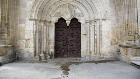 La puerta norte de la Catedral de Lugo es la más dañada por la orina, sobre todo sus herrajes.