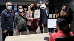 Los concejales David Torrens (JxCAT), Toni Flores( Guanyem), Teresa Gonzalez (PSC), Alex Montornes (ERC) y Aida Llauradó (En Comú Podem) en el Ayuntamiento de Badalona registran la moción de censura contra el alcalde Xavier García Albiol.