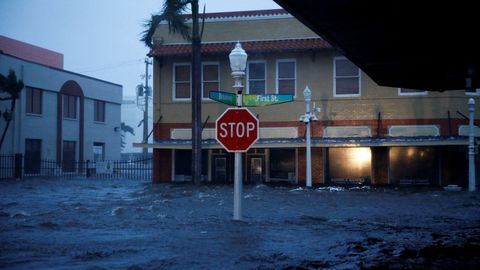Calles inundadas en Fort Myers, Florida
