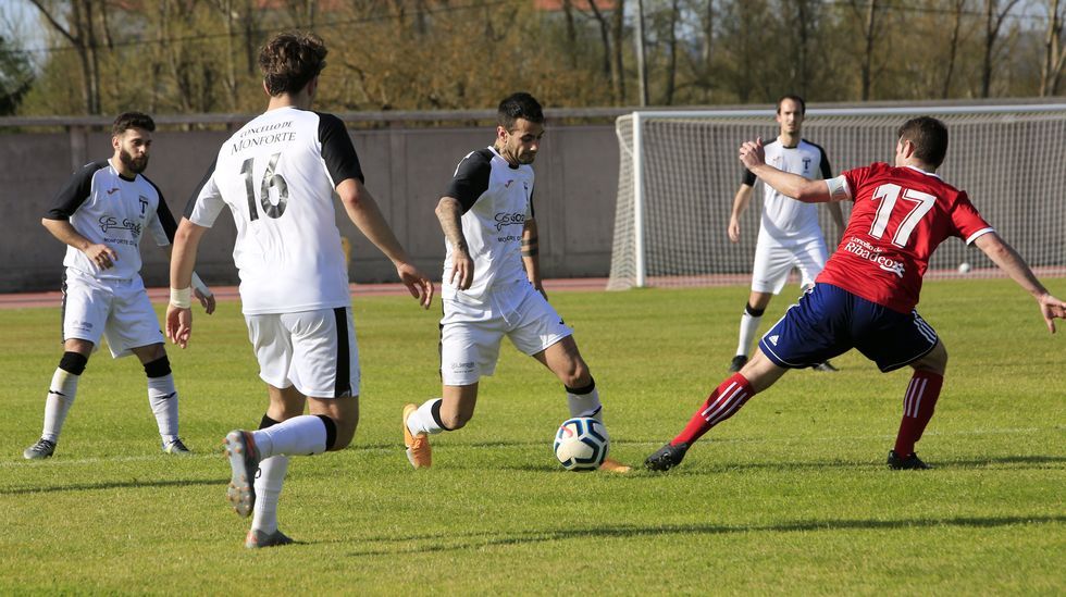 El periodista Luis Rodrguez en la sede de La Voz en Lugo en 1998