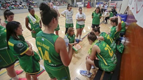 Maite Méndez da instrucciones a sus jugadoras en un partido del Arxil de esta temporada