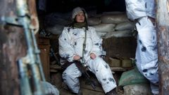 Un soldado del ejrcito de Ucrania, en un puesto cerca de la frontera rusa