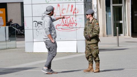 Militares de la Brilat patrullando las calles de Pontevedra