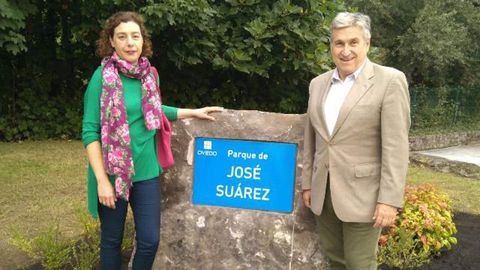Cristina Pont�n, concejala de Iu y presidenta del distrito de Trubia y Arcadio Mart�nez, autor de la biograf�a de Jos� Su�rez