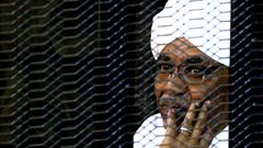 Sobre Al Bashir pesan dos rdenes de arresto del TPI por los abusos cometidos en la regin de Darfur.