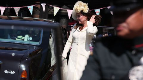 Kate Middleton repitió. Era uno de los estilismos más esperados y a muchos defraudó. El vestido que Kate Middleton escogió para la boda de Meghan Markle y Harry era repetido (hasta en tres ocasiones). Lo llevó en el bautizo de la princesa Charlotte, en el evento «Trooping the color» del 2016 y en el 100 aniversario de la batalla de Passchendaele (en el 2017). 