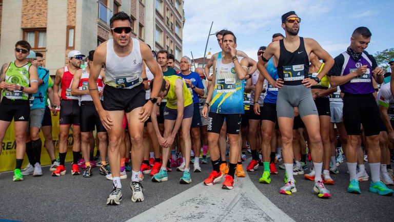 Amadeo Abal y Silvia Pereira ganan el medio maratón Entre Rías, en el que participa Javier Gómez Noya
