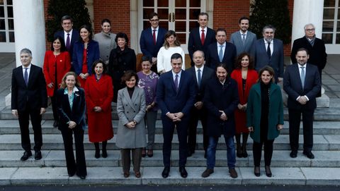 Foto de familia del nuevo Gobierno en la escalinata del Palacio de la Moncloa