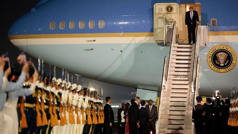 Donald Trump llega a Pekín para su segunda visita a China desde el 2017